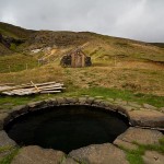 natural hot pot in Laugar - Island mit uriger Umkleidekabine