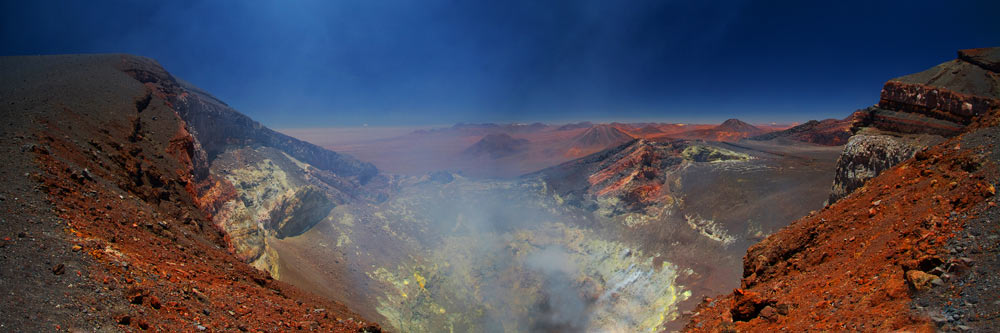 blich in den krater am vulkan lascar in chile